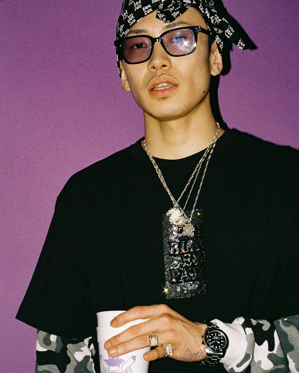 RHINESTONE GRAYSCALE HWC LABEL TEE BLACK