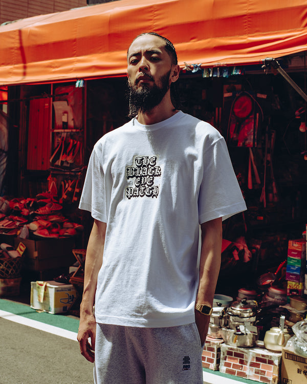 BLACKLETTER OG LABEL TEE BLACK