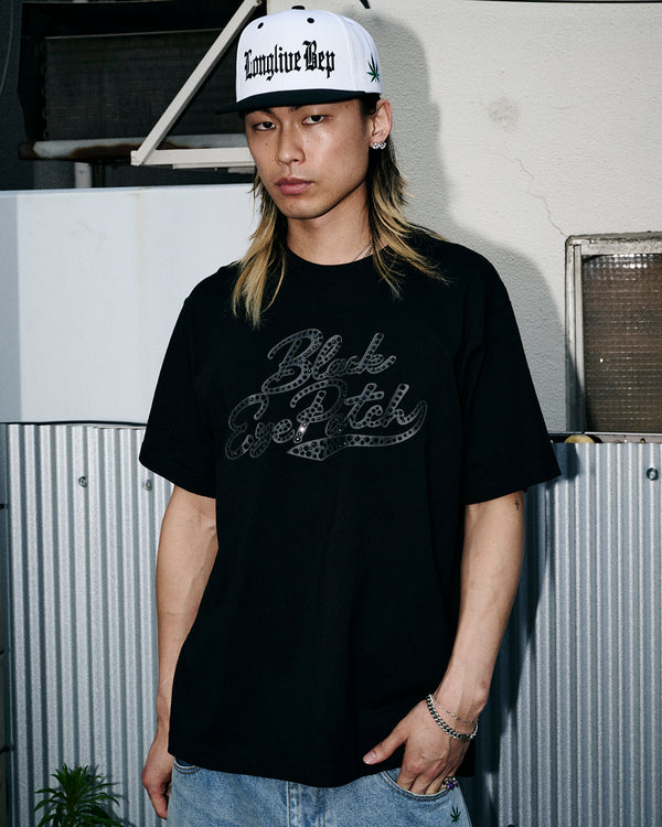 BRUSH SCRIPT TEAM LOGO TEE BLACK