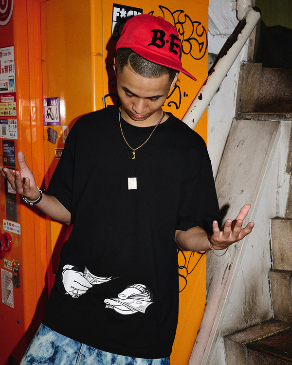 COUNTING HANDS TEE BLACK