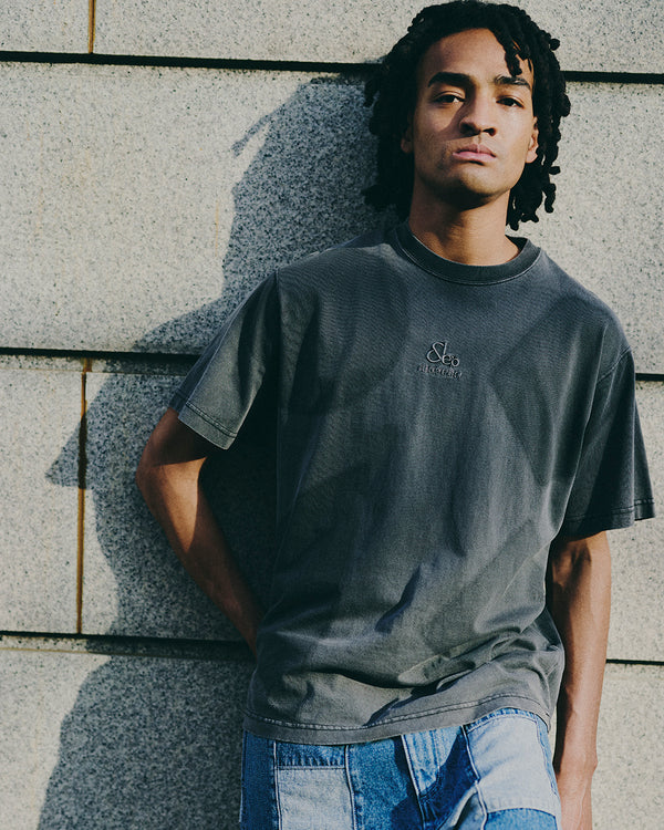 GEOMETRIC DIAL WASHED TEE CHARCOAL