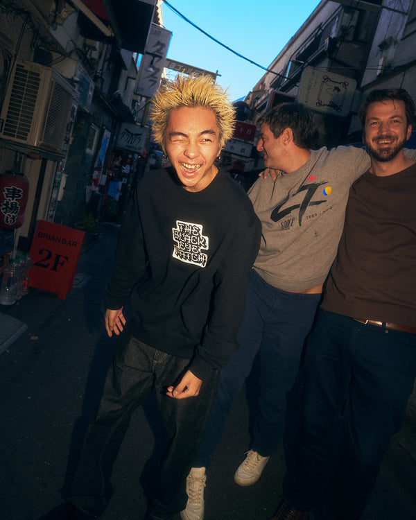 KANJI LABEL TYPEFACE CREW SWEAT BLACK