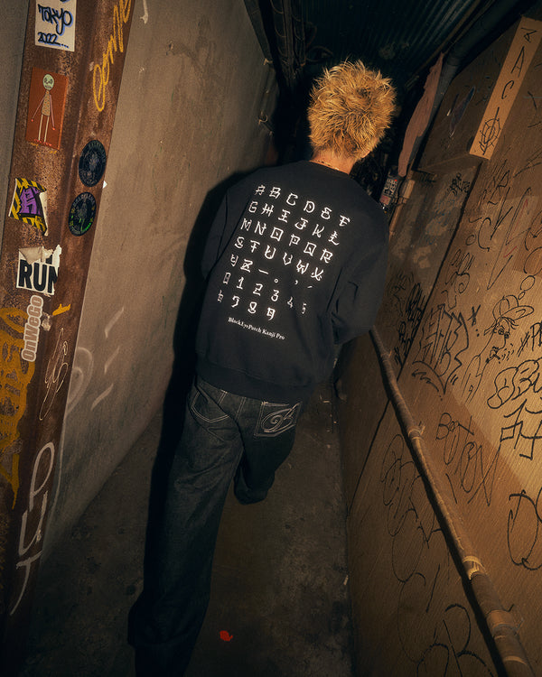 KANJI LABEL TYPEFACE CREW SWEAT BLACK