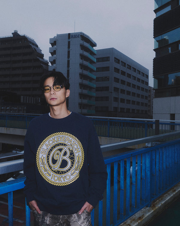 REFLECTIVE VINTAGE B EMBLEM CREW SWEAT NAVY